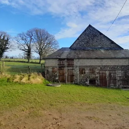 Chaleureux En Pleine Campagne Vue Sur Les Monts Et Forets Et Le Chateau De Carrouges
