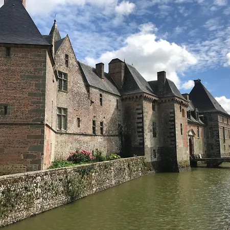 Chaleureux En Pleine Campagne Vue Sur Les Monts Et Forets Et Le Chateau De * Carrouges