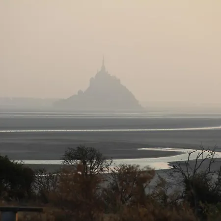 Chaleureux En Pleine Campagne Vue Sur Les Monts Et Forets Et Le Chateau De Carrouges