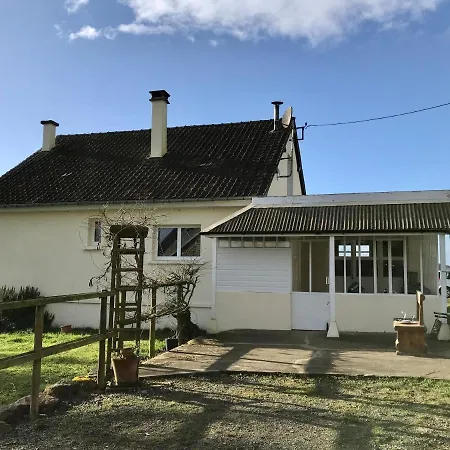 Chaleureux En Pleine Campagne Vue Sur Les Monts Et Forets Et Le Chateau De Carrouges