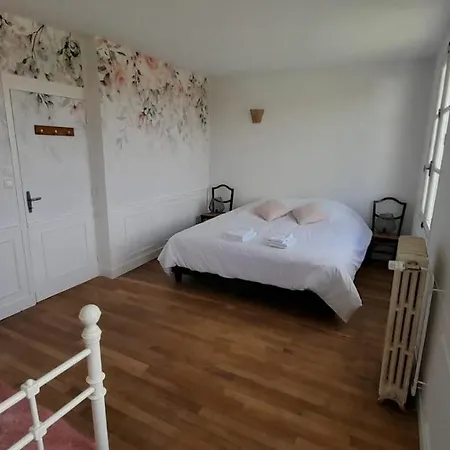 Chaleureux En Pleine Campagne Vue Sur Les Monts Et Forets Et Le Chateau De