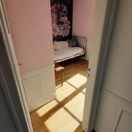 Chaleureux En Pleine Campagne Vue Sur Les Monts Et Forets Et Le Chateau De *