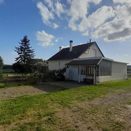 Chaleureux En Pleine Campagne Vue Sur Les Monts Et Forets Et Le Chateau De