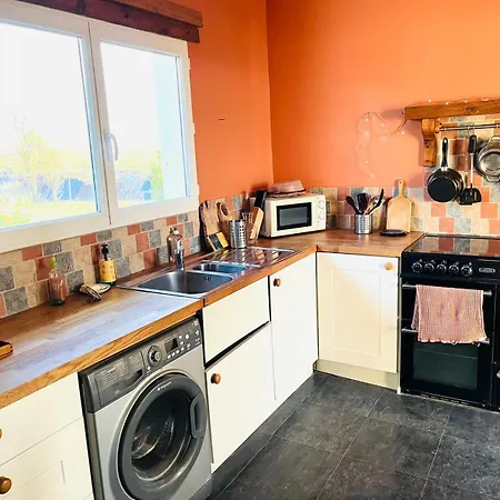 Chaleureux En Pleine Campagne Vue Sur Les Monts Et Forets Et Le Chateau De *