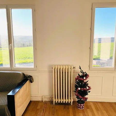 Chaleureux En Pleine Campagne Vue Sur Les Monts Et Forets Et Le Chateau De *