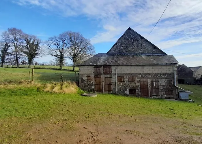 Chaleureux En Pleine Campagne Vue Sur Les Monts Et Forets Et Le Chateau De Carrouges