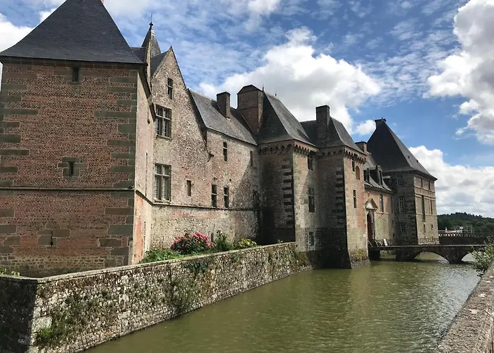 Chaleureux En Pleine Campagne Vue Sur Les Monts Et Forets Et Le Chateau De * Carrouges