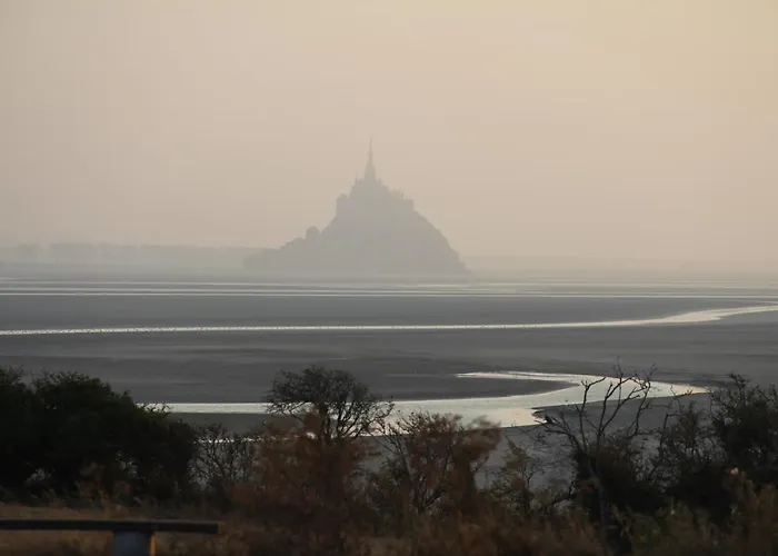 Chaleureux En Pleine Campagne Vue Sur Les Monts Et Forets Et Le Chateau De Carrouges