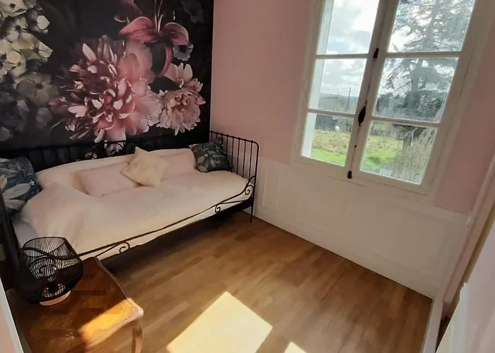 Chaleureux En Pleine Campagne Vue Sur Les Monts Et Forets Et Le Chateau De * Carrouges