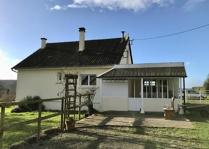 Chaleureux En Pleine Campagne Vue Sur Les Monts Et Forets Et Le Chateau De Carrouges
