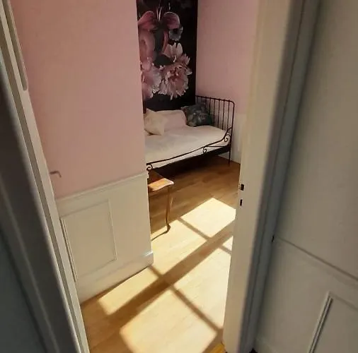 Chaleureux En Pleine Campagne Vue Sur Les Monts Et Forets Et Le Chateau De *