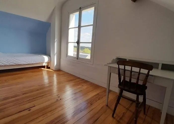 Chaleureux En Pleine Campagne Vue Sur Les Monts Et Forets Et Le Chateau De Carrouges