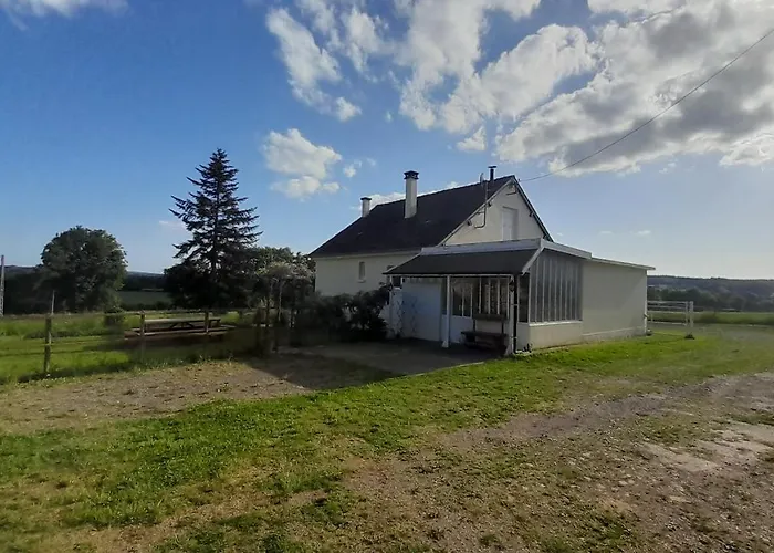 Chaleureux En Pleine Campagne Vue Sur Les Monts Et Forets Et Le Chateau De