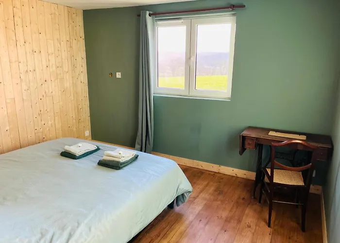 Feriehus Chaleureux En Pleine Campagne Vue Sur Les Monts Et Forets Et Le Chateau De Carrouges