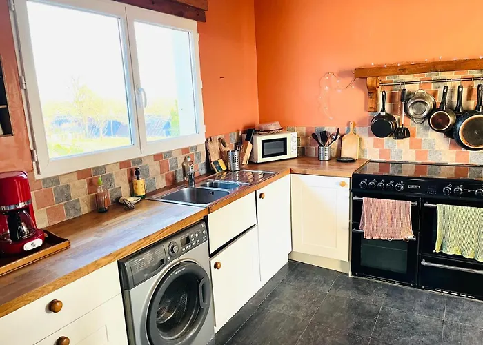 Chaleureux En Pleine Campagne Vue Sur Les Monts Et Forets Et Le Chateau De *