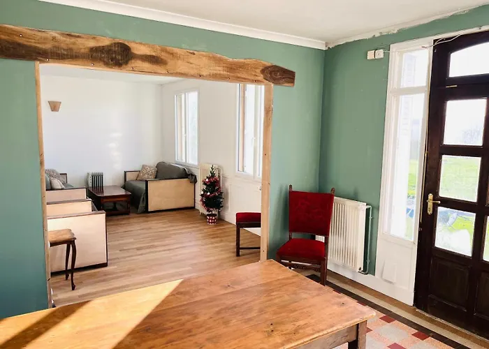 Chaleureux En Pleine Campagne Vue Sur Les Monts Et Forets Et Le Chateau De بيت للعطل Carrouges