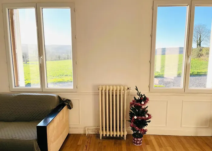 Chaleureux En Pleine Campagne Vue Sur Les Monts Et Forets Et Le Chateau De *